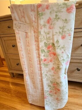 Brand new with tags Laura Ashley reversible floral fleece throw blanket. 🌸